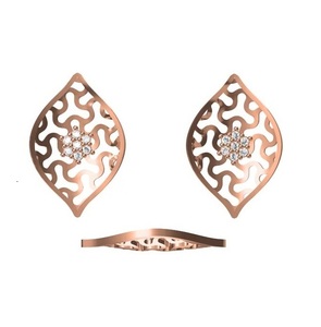 Colgante minimalista de oro de 14 quilates en estilo geométrico elegante Tendencias modernas y atractivo minorista de moda contemporánea al por mayor - Product Image 6