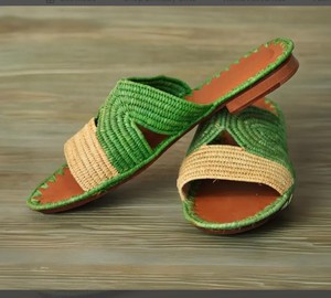 Sandalias de rafia verde artesanal con detalles en Beige | Calzado plano de mujer hecho a mano - Product Image 2