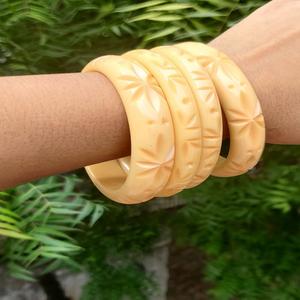 Conjunto de brazaletes bohemios de resina acrílica para mujeres y niñas, 4 piezas de brazaletes, ideales para ropa informal y formal - Product Image 1