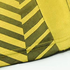 Nouveau Style personnalisé hommes jaune ensemble complet Sublimation Football uniforme avec conception libre col en V contrastant rétro football costume - Product Image 3