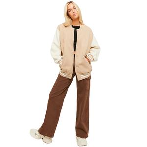 Veste d'hiver Varsity pour femmes, veste bomber Varsity matelassée bicolore en laine, corps beige, manches en cuir, streetwear décontracté - Product Image 1