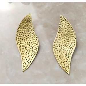 Boucles d'oreilles Huggie en laiton faites à la main, plaquées or, design vintage avec pendentif, pour mariages et soirées, avec accents de perles et de diamants - Product Image 2
