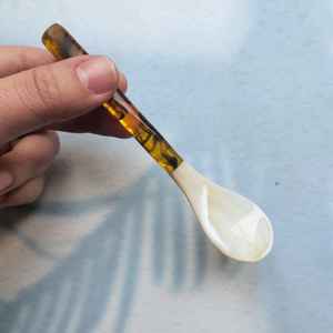 Ensemble de vaisselle jaune incrusté de cuillère en nacre, ustensiles artisanaux par VITRAPRO - Product Image 3