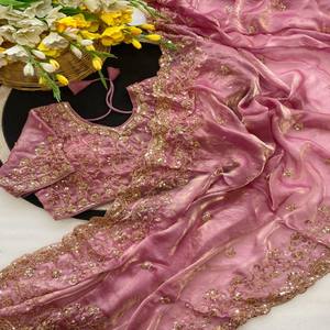 Sari de Seda Pura VASTRA COTTAGE con Bordado Original de Cuentas Doradas, Borde Calado con Trabajo Elaborado y Blusa Completamente Bordada - Product Image 4