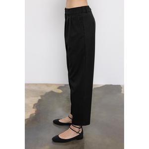 Pantalones de Tela Plisada con Elástico en la Cintura Trasera - Negro - Product Image 4