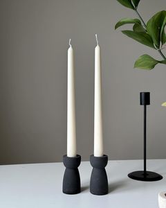 Supports en bois de style mid-century avec des bougies coniques en spirale. Disponible aux prix de gros - Product Image 6