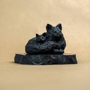 Figura de zorro de shungita con un zorrito - Product Image 1