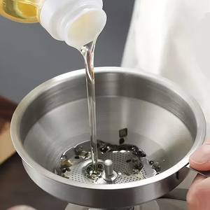Entonnoir de cuisine en acier inoxydable avec poignée pour un transfert facile et sans dégâts d'huile ou de liquide, conception durable pour un usage domestique et professionnel - Product Image 3
