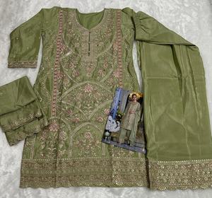 Traje de 3 piezas de seda de Chinon y Santoon elegante de excelente calidad para mujer con bordado pesado y Dupatta a juego a la venta - Product Image 6