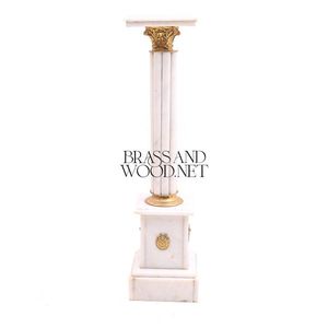 Chimenea de Mármol Blanco Tallada a Mano de Estilo Francés de Lujo con Detalles Ornamentales de Latón - Product Image 1