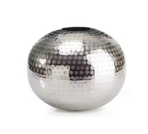 Vase en fer nickelé fabriqué à la main décor en métal intemporel Vase à fleurs personnalisable Vase élégant personnalisé pour la maison et le bureau - Product Image 1