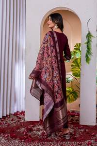 Ensemble de costume droit luxueux en soie mélangée de couleur vin avec broderie de col en V de créateur et dupatta à imprimé floral numérique pour femmes - Product Image 4