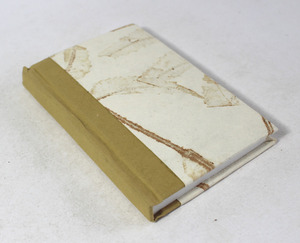 Cuaderno de Papel de Algodón Hecho a Mano con Tapa Dura Color Crema, Útiles Escolares con Impresiones de Hojas de Papel en Toda la Superficie - Product Image 2