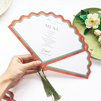 Tarjeta de menú de boda con estilo de abanico elegante con diseño de borde adornado y decoración colgante de borla para eventos de boda