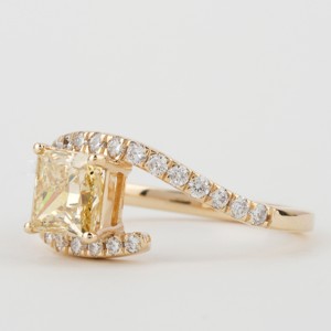 Princesse Cut Jaune Couleur Lab Grown Diamond 14 k Gold Band Round Cut Pave Set Diamond Ring With VS Clarity IGI Certified Diamond - Product Image 2