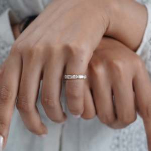 Anillo de Oro Amarillo con Diamantes Cultivados en Laboratorio, Certificados IGI, Esmeralda y Ovalados, 3.00ctw, Estilo Media Eternidad, Claridad VVSVS - Product Image 5