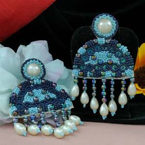 Pendientes colgantes de diseñador para mujer, elegantes hechos a mano con perlas ligeras para fiestas, bodas y ocasiones especiales - Product Image 4