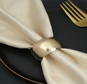 Rond de serviette plissé drapé doré, élégance texturée, classique moderne, décor de table, sophistiqué, disponible à prix de gros. - Product Image 3