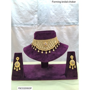 Conjunto de collar de gargantilla nupcial chapado en oro de 18 quilates con aretes para bodas, compromisos y ocasiones especiales. - Product Image 1