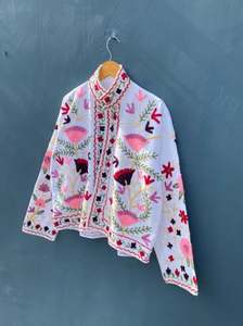 Gamme de luxe Vêtements d'hiver créatifs Prix de gros Belles vestes en fourrure brodées à la main Style bohème pour femmes Vente en gros - Product Image 4