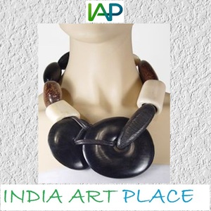 Collier pendentif en corne lourde de style bohême de couleur personnalisée Forme papillon unique Conception de perles en corne naturelle Placage or - Product Image 2