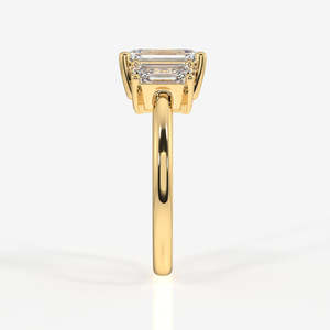 แหวนทองคำ 18K ประดับเพชรโมอิสซาไนต์ทรงเหลี่ยมมรกต ดีไซน์สามเม็ด - Product Image 4