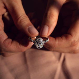 Anillo de Compromiso y Matrimonio Clásico de Oro Amarillo de 14K con Certificado IGI para Mujer, Diamante Ovalado de 2CT Cultivado en Laboratorio con Halo y Pavé para Aniversarios - Product Image 4