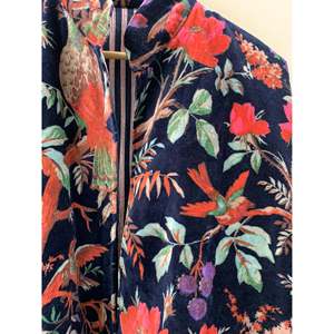 Veste en velours imprimé pour l'automne, bleu marine, avec motif Chinoiserie tropicale, la collection 'Midnight Aviary' - Finition de qualité supérieure - Product Image 2