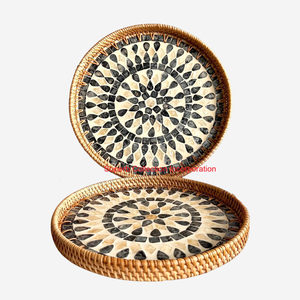 Plateau de service rond créatif en rotin avec incrustation de nacre beige et noire élégante Plateau de table basse en osier décoratif - Product Image 1