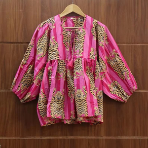 Kyra Top Dress Mini vestido Tigre bloque estampado túnica Top cuello profundo con cuerda más cerca - Product Image 1