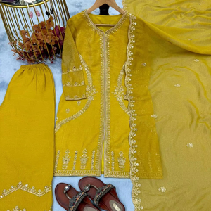 Costume ethnique de créateur pakistanais pour femmes Sky Salwar Kameez Dupatta avec haut-Palazzo Sharara vêtements indiens et pakistanais - Product Image 1