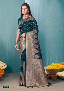 El último diseñador de seda suave Banarasi tejida Pallu con borlas Saree por Fab Zone - Product Image 5