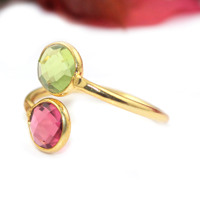 Superbe conception péridot et tourmaline rose pierre précieuse forme ronde Hydro Quartz Double pierre plaqué or 24K Bague réglable de créateur