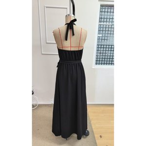 Vestido largo de crepé brillante con hombros descubiertos, cuello halter y lazo en la espalda, con detalle de abertura, para mujer, de Jane, ideal para una noche elegante. - Product Image 5
