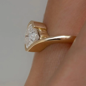 4 Ct Asscher Shape Lab Grown Diamond Half Bezel Set Anillo Diamante Anillo de bodas 14K Oro amarillo F Color VVS2 Clarity IGI Certified - Product Image 4