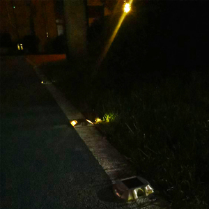 Luci <span class=keywords><strong>Solari</strong></span> <span class=keywords><strong>a</strong></span> LED RGB Riflettenti Quadrate Rialzate IP68 Impermeabili con Pannello Solare in Alluminio per Sicurezza Stradale e Giardino - Product Image 4