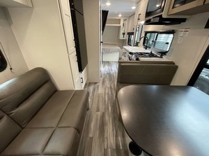 VENDEDOR VERIFICADO: Remolque J-a-y-c-o J-a-y F-l-i-g-h-t Slx 210QB USADO, modelo 2026, listo para la venta - Product Image 5