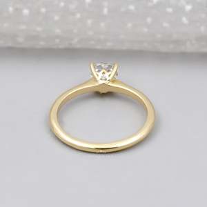 Anillo de Diamante Cultivado en Laboratorio con Corte Cojín Certificado por IGI, con Detalle Oculto, Joyería de Lujo - Product Image 4