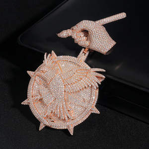 Pendentif Boussole Chrétienne de Luxe Sertie de Pierres avec Design Main Pointeuse en Or Rose, Bijoux Hip Hop en Argent Sterling et Moissanite - Product Image 3