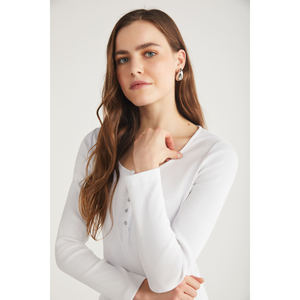 ETHIQUET Zazana Blusa de mujer con aspecto acanalado, totalmente ajustada, con cuello redondo profundo y botones - Product Image 6