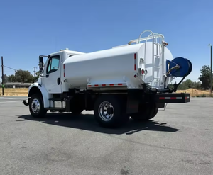 Venta al por mayor de camiones cisterna Freightliner usados de 2015 y 2016, modelo M2, con tanque de acero nuevo de 2300 galones. Envío rápido. - Product Image 2