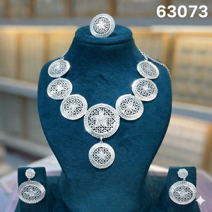 Collier statement élégant à motif étoile luxueux en filigrane avec grand pendentif céleste assorti à des boucles d'oreilles et une bague 63073 - Product Image 1