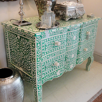 Commode à tiroirs de style français avec pieds incurvés et incrustations en os vert