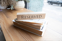 Étiquette de réserve en bois de plage personnalisée Base naturelle Tableau avec numéro de table Porte-nom de table de conférence de mariage Logo personnalisé Taille personnalisée