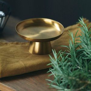 แท่นวางเค้กทองเหลืองโบราณที่มีความทันสมัยผสมผสานความสวยงามแบบคลาสสิกกับฟังก์ชันการทำงานสำหรับงานเฉลิมฉลองทุกประเภท - Product Image 3