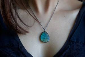 MorphiArtForge Collier Labradorite arc-en-ciel violet double face fait à la main Style vintage Pendentif en fil de fer plaqué or - Product Image 3
