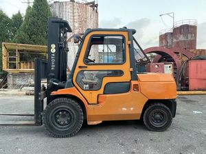 رافعة شوكية متوازنة من تويوتا 7F50 برتقالية اللون - 6700 كجم بتكلفة صيانة منخفضة - Product Image 2