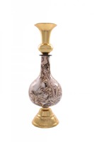 Vase à fleurs en métal haut et imposant en laiton avec une finition cuivrée attire l'attention vers le haut et crée des lignes verticales dramatiques dans la décoration intérieure