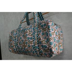 Bolsa de Viaje Tipo Duffel Acolchada, Ligera y de Lujo, Hecha a Mano, con Estampado Floral y Diseño Indio para Fines de Semana - Product Image 3