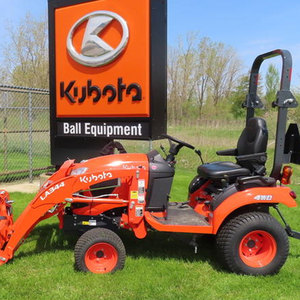 Tracteur de jardin et de ferme Kubota BX2380 4WD avec boîte de vitesse GR2100 et chargeur LA344 idéal pour une utilisation agricole - Product Image 6